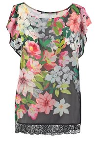 Lettet, gennemsigtig bluse med et blomsterprint i pink, hvid og grøn. Har en sort blondekant forneden og løse, korte ærmer.