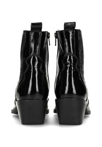 Botas de tobillo de charol negro con un acabado liso y brillante, que presentan un bajo tacón cuadrado y detalles decorativos troquelados en los laterales.