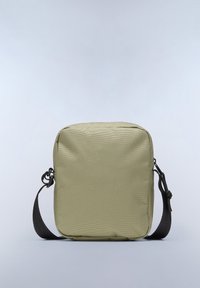 Borsa a tracolla verde in tessuto, di forma quadrata, con tracolla nera, chiusura con zip e superficie testurizzata. Nessun motivo o accessorio visibile.