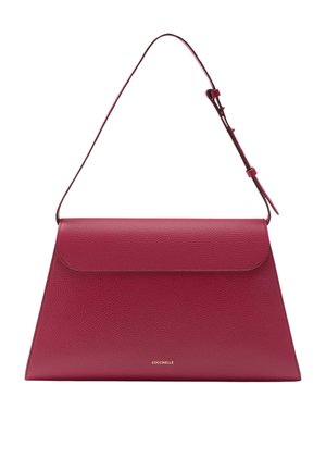 Borsa a mano rossa in pelle con un design strutturato, patta pieghevole, tracolla regolabile e logo impresso al centro in basso.