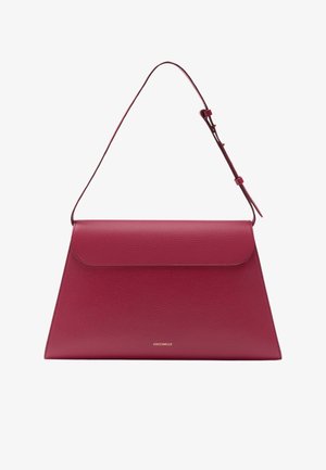 Borsa a mano rossa in pelle con un design strutturato, patta pieghevole, tracolla regolabile e logo impresso al centro in basso.