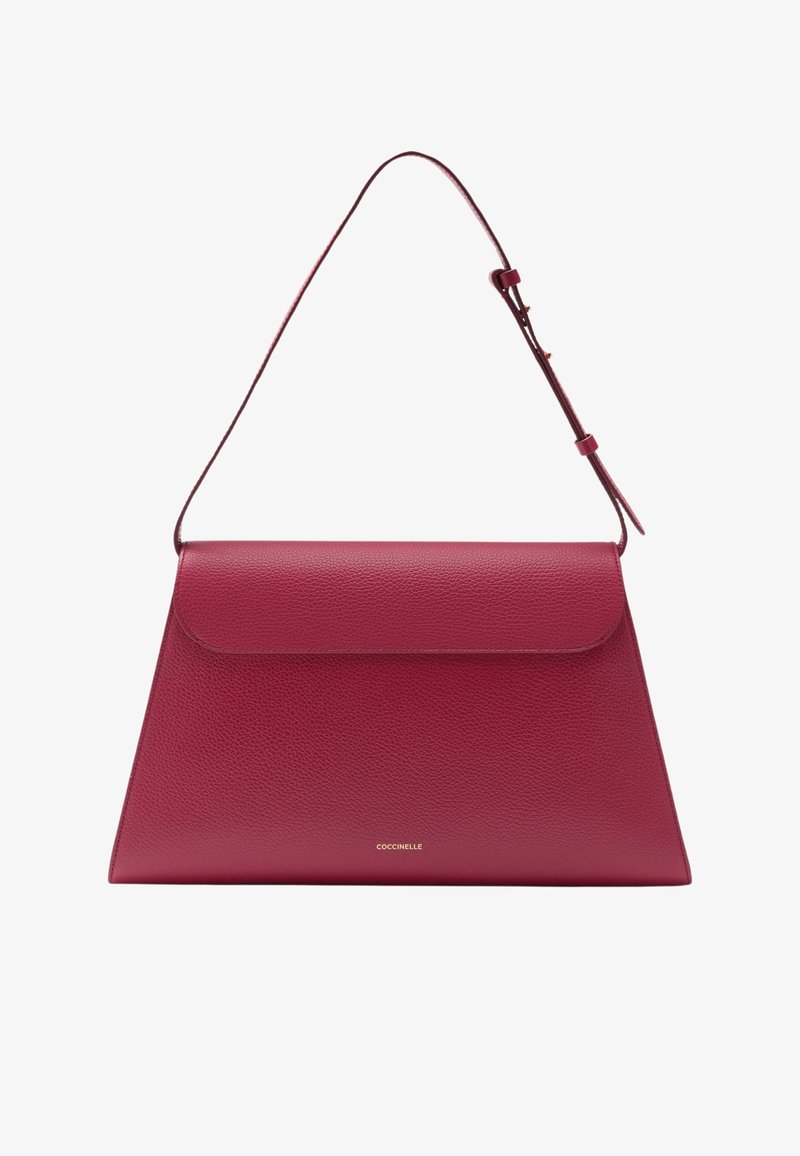 Rote Lederhandtasche mit strukturiertem Design, umschlagbarer Klappe, verstellbarem Riemen und geprägtem Logo in der unteren Mitte.