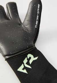 Gant de gardien de but noir avec une surface texturée, comportant des gouttes d'eau. Comprend un poignet en néoprène noir avec un détail de logo vert clair.