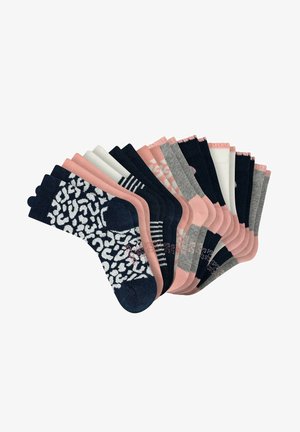 Set kleurrijke teensokken in roze, grijs, marineblauw en wit, met luipaardprint, strepen en effen patronen, gerangschikt in een waaierlay-out.