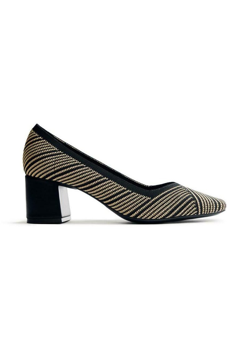 Escarpin rayé noir et or avec un bout pointu et un talon block. Tissu texturé avec un accent noir lisse sur le talon.
