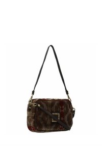 Borsa a mano in tessuto testurizzato marrone con accenti rossi. Ha una forma rettangolare, una tracolla e borchie decorative sulla parte frontale.