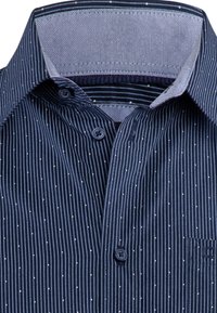 Navyblaue Hemd mit vertikalen Streifen und kleinen weißen Punkten. Verfügt über einen klassischen Kragen, zwei Knöpfe und eine Brusttasche. Der Stoff hat eine glatte Textur.