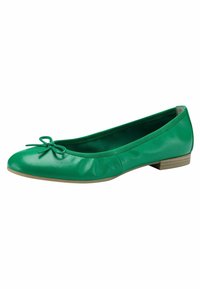 Ballerina in pelle verde con punta arrotondata, caratterizzata da un delizioso fiocco nella parte anteriore e un sottile design plissettato lungo il bordo. Tacco basso.