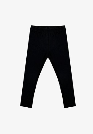 Czarne legginsy wykonane z elastycznego materiału z gumką w pasie, o gładkiej teksturze i dopasowanym kroju zwężającym się przy kostkach.