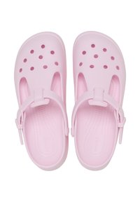 Jasnoróżowe plastikowe sandały z wyciętymi otworami, regulowanym paskiem i teksturowaną wkładką. Okrągły nosek i otwarta pięta.