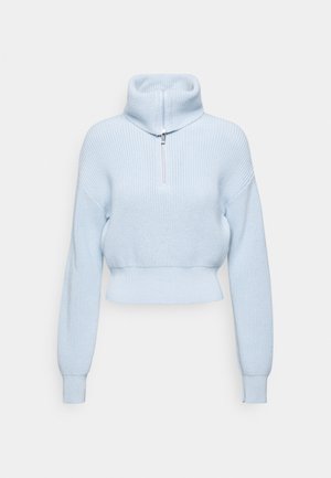 Svetle modrý pletený svetr s dlouhými rukávy, vysokým límcem a polovičním zipem, s krátkým střihem a žebrovanými manžetami a lemem.