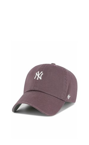 Lila Baseballcap mit weiß gesticktem New York Yankees-Logo vorne und kleinem '47 Markenlogo an der Seite.