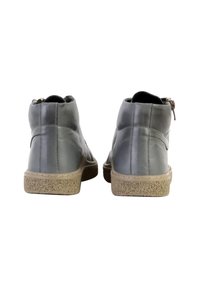 Botas de tobillo de cuero gris con un acabado liso, cremalleras laterales y suelas de goma beige texturizadas. Detalles de costura sutiles realzan el diseño.