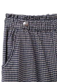 Woven pants w kratkę w kolorze granatowym i kremowym. Posiadają elastyczny pas, boczne kieszenie oraz metalowy guzik.