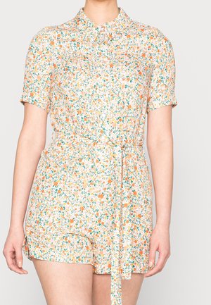 Kortærmet romper med krave og blomsterprint i orange, grøn og hvid, med knapper foran og matchende bælte i taljen.