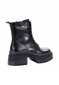 Czarne skórzane botki za kostkę z grubą podeszwą, sznurowanym przodem i bocznym zamkiem. Posiadają gładkie wykończenie i teksturowaną platformę.