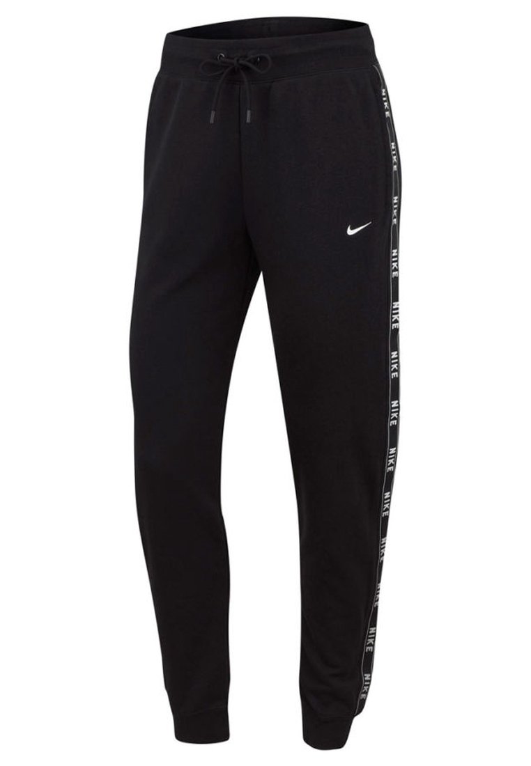 Svarta sweatpants i mjukt tyg, med passande mudd, snörning i midjan och vit Nike-logotyp med varumärkesrand på sidan.
