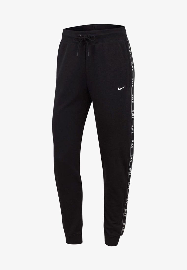 Černé tepláky z měkkého materiálu, s úzkými manžetami, stahovací šňůrkou v pase a bílým logem Nike se značkovým bočním pruhem.