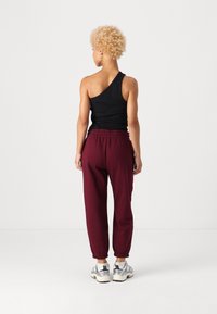 GAP Petite HERITAGE - Pantalones deportivos - ruby wine