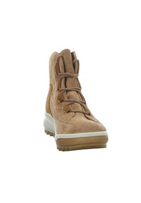 Tansuede-Wanderschuh mit hohem Knöchel-Design, ausgestattet mit braunen Schnüren, weißer Zwischensohle und einer strukturierten Gummisohle für besseren Halt.