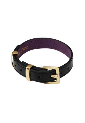 Bracelet en cuir noir avec boucle dorée et doublure intérieure violette, ajustable grâce à plusieurs trous pour le réglage de la taille.