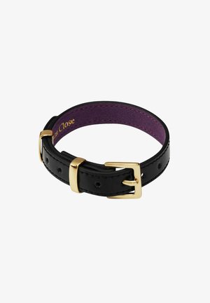 Bracelet en cuir noir avec boucle dorée et doublure intérieure violette, ajustable grâce à plusieurs trous pour le réglage de la taille.