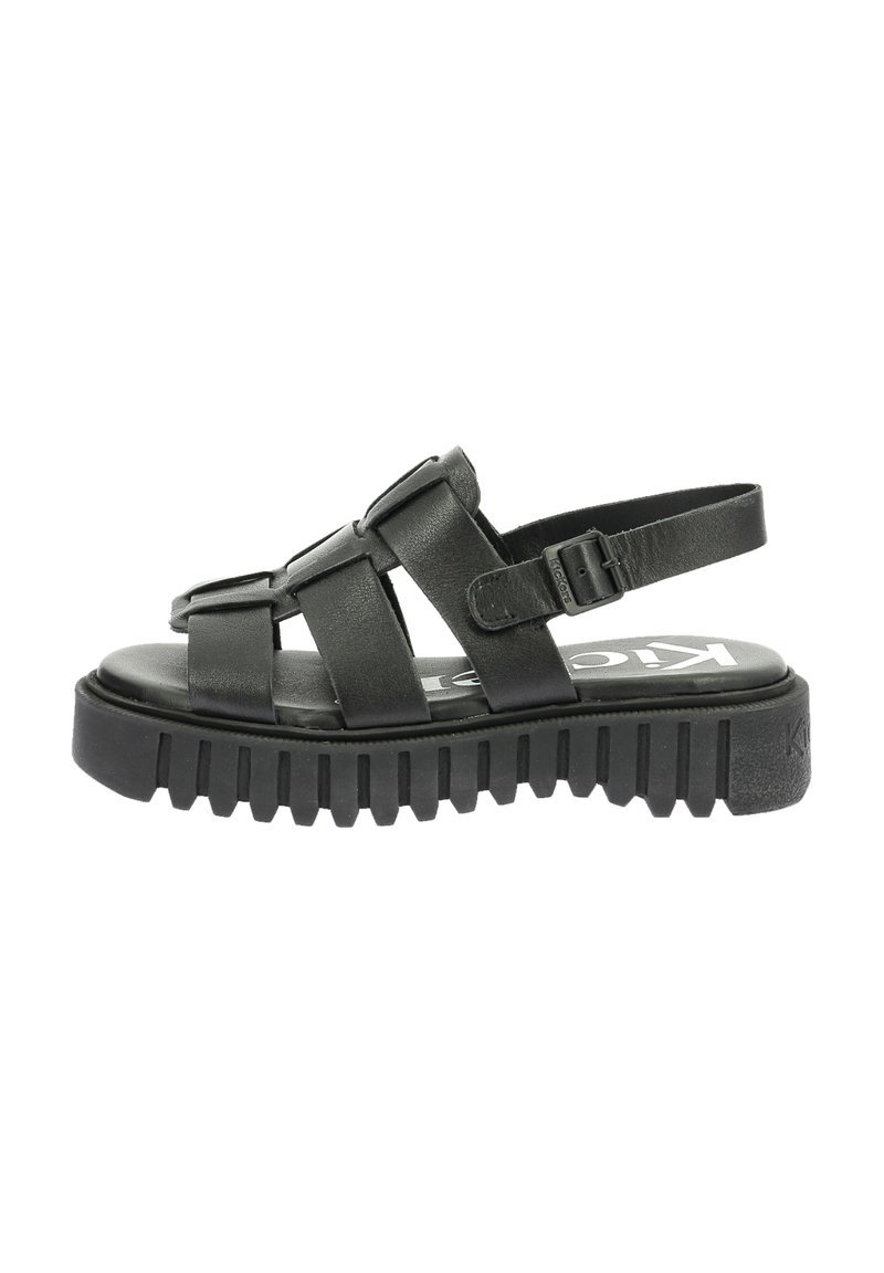 Sandales en cuir noir avec un design à plusieurs lanières, boucle ajustable et semelle en caoutchouc texturée pour une meilleure adhérence. Profil plat, style ouvert à l'avant.