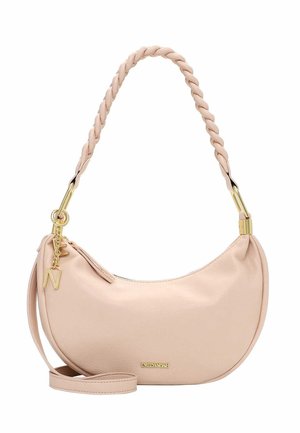 Beżowa torebka w kształcie półksiężyca z plecionym uchwytem, złotymi elementami, zamkiem błyskawicznym oraz złotym logo "EMILY & NOAH" na przodzie.