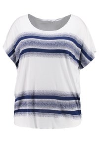 Top blanco de manga corta con un escote amplio. Presenta rayas horizontales en azul marino y un patrón moteado. Tela suave con un ajuste holgado.
