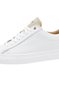 Witte leren sneakers met een textuurafwerking, voorzien van een beige suède tong en witte veters. Crème-kleurige binnenvoering en rubberen zool.
