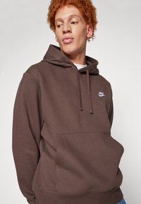 Nike Sportswear SPORTSWEAR CLUB FLEECE - Melegítőfelső - baroque brown/white