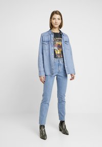 Levi's® 501® CROP - Calças de ganga de perna direita - tango beats