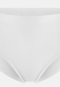 Weiße Baumwollunterhose mit glatter Textur, die ein niedriger Sitzdesign und nahtlose Kanten für Komfort und minimale Sichtbarkeit unter der Kleidung bietet.