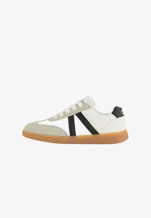 Sneaker med en beige stofoverdel, sorte accenter og hvide detaljer. Har en gummisål i naturgummi og kontrasterende teksturerede striber.