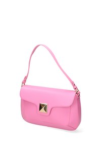 Roze leren handtas met een vlak ontwerp, voorzien van een gouden metalen accent op de klep en een verstelbare schouderband. Gladde textuur, minimale details.