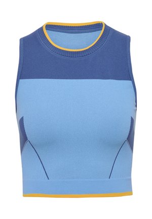 Mouwloze cropped top in verschillende tinten blauw, met een geribbelde textuur en gele stiksels bij de halslijn en de zoom.