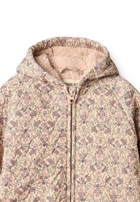 Õmmeldud jope taimeornamendi mustriga tuhmunud roosa, sinise ja kreemika värvitooniga. Varustatud pehme fliisvoodri ja kapuutsiga, millel on nöör kinnitamiseks.