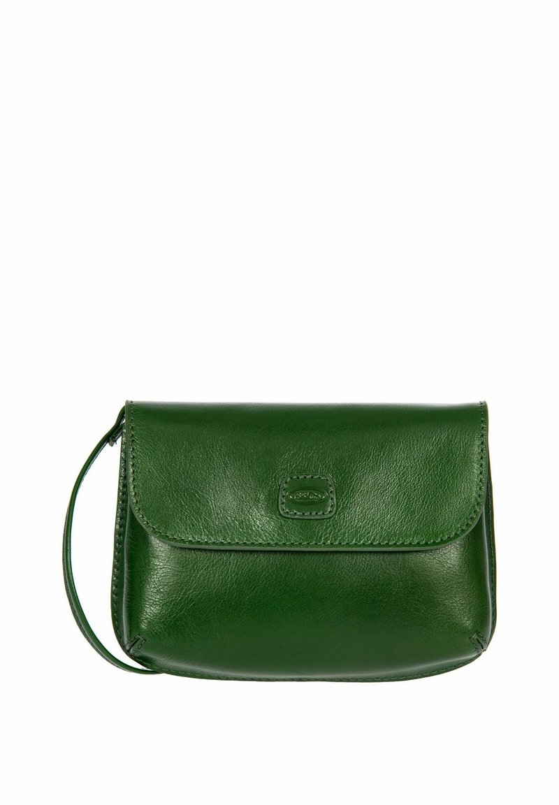 Sac à bandoulière en cuir vert avec un rabat, des bords arrondis, des détails de couture et un petit logo embossé à l'avant.