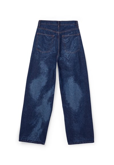 Dunkelblaue Jeans mit weitem Bein, Gesäßtaschen und sichtbaren ausgebleichten Stellen an den Beinen, von hinten auf weißem Hintergrund dargestellt.