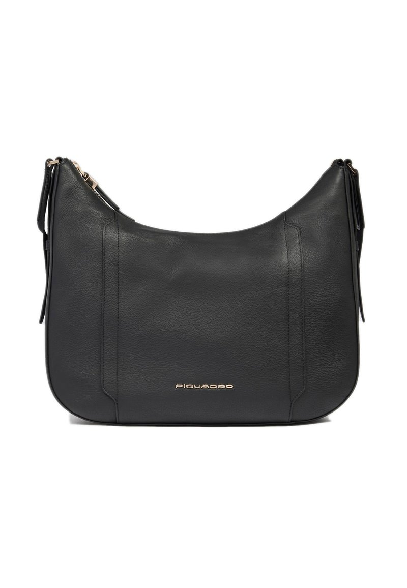 Bolso de hombro de cuero negro con forma curva, con detalles de herrajes dorados, cierre de cremallera y detalle del logo en el frente.