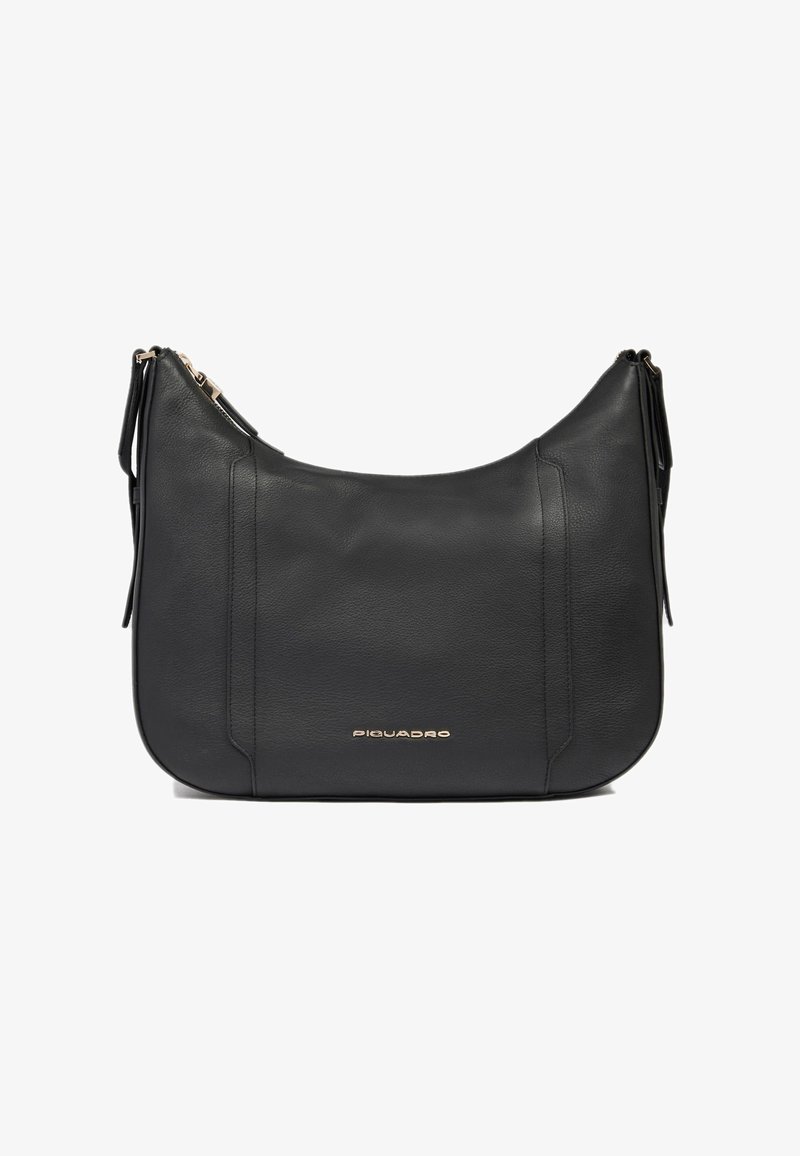 Bolso de hombro de cuero negro con forma curva, con detalles de herrajes dorados, cierre de cremallera y detalle del logo en el frente.