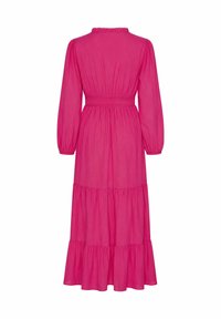 Longue robe rose fuchsia avec manches longues, taille élastique, volants froncés et col à volants, vue de dos sur fond blanc.