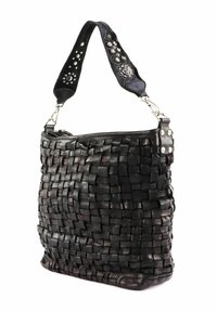Borsa a tracolla in pelle nera tessuta con superficie testurizzata, caratterizzata da una tracolla impreziosita con accenti in argento e dettagli di design floreale.