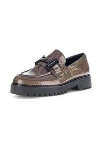 Braune Lederloafers mit strukturiertem Obermaterial, schwarzem Beschlag und einer dicken, robusten Sohle. Rundes Zehendesign.