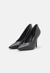 Černé lodičky na vysokém podpatku z hladké kůže, s špičatou špičkou a elegantním designem, výška podpatku 10 cm.