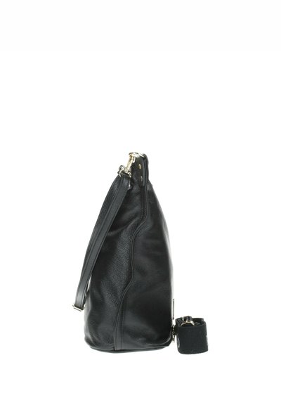 Borsa a mano in pelle nera con finitura texturizzata, caratterizzata da una forma curva, una tracolla, hardware dorato e una tracolla in tessuto removibile.