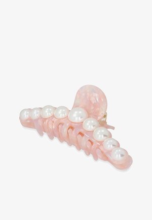 Fermaglio per capelli in acrilico rosa con una texture liscia, caratterizzato da dettagli in perle finte lungo un lato e un design curvo e spazioso per una presa sicura.