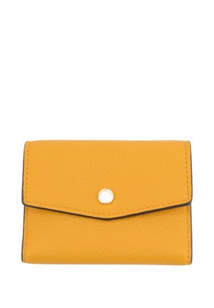Portefeuille en cuir texturé jaune avec un rabat et une fermeture par bouton rond argenté centré, présenté sur fond blanc.