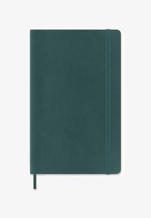 Quaderno verde scuro chiuso con angoli arrotondati, chiusura con fascetta elastica a destra e segnalibro in nastro abbinnato in basso.