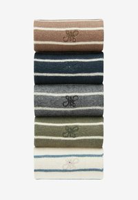 Cinq écharpes tricotées roulées de couleurs variées : marron, bleu marine, gris, olive et crème, chacune avec des motifs rayés et de petits logos brodés.